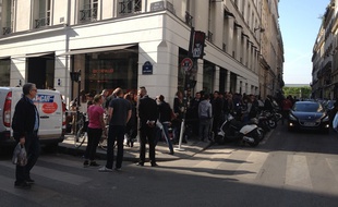 Devant le magasin Colette, pour la mise en vente de l'Apple Watch, le 24 avril 2015, à Paris.