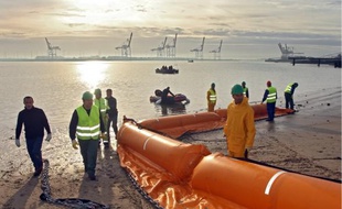 Les volontaires ont vérifié leur capacité à déployer un barrage flottant anti-marée noire sur le port de Dunkerque.