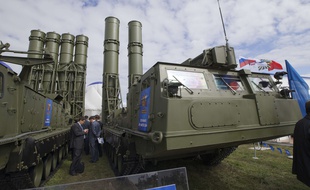 Le système de défense antiaérienne S-300 exposé près de Moscou, en août 2013.