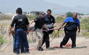 Illustration des forces de police de Chihuahua, au Mexique, transportant un cadavre.