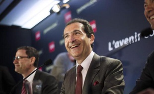 Le PDG du groupe Altice, Patrick Drahi (c), lors d'une conférence de presse, le 7 avril 2014 à Paris