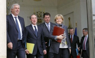 Les membres du gouvernement ont applaudi Nicolas Sarkozy, jeudi à la fin du Conseil des ministres, pour "la qualité de sa prestation" mercredi soir lors du débat qui l'a opposé à François Hollande, ont indiqué plusieurs d'entre eux à la presse.