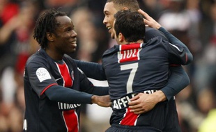 Les Parisiens Peguy Luyindula (à g.), Ludovic Giuly (de dos) et Guillaume Hoarau (au second plan) le 5 avril 2009 au Parc des Princes, face à Nice.