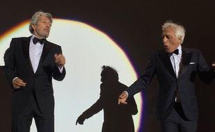 Alain Chabat et Gérard Darmon dansent la carioca sur la plage à Cannes pour les 25 ans de La Cité de la peur
