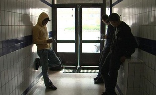 Extrait du documentaire «La cité du mâle». Rachid, Yassine et Hakim squattent dans un hall d'immeuble.