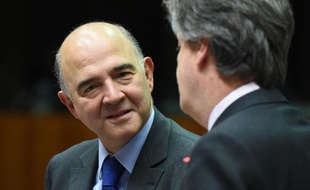 Le commissaire européen aux affaires économiques Pierre Moscovici en conversation avec son collègue Jonathan Hill à Bruxelles le 7 novembre 2014