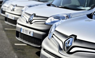 Des véhicules du constructeur automobile Renault, le 15 janvier 2016 à Saint-Herblain