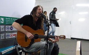 Chaque jour, le chanteur reggae Vanupié s'installe metro Chatelet-les Halles pour un concert de deux-trois heures.