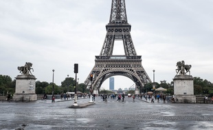 La Journée sans voiture à Paris en 2016. En 2017, l'interdiction de circuler pour les véhicules motorisés est étendue à tout Paris intra-muros hors périphérique et bois de Boulogne et de Vincennes.
