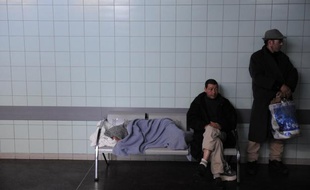 Un tiers des personnes sans domicile en Ile-de-France sont atteintes d'un trouble psychiatrique sévère, et près d'un tiers souffrent au moins d'une addiction (alcool, drogues, médicaments) selon une étude de l'Inserm et de l'Observatoire du Samu social de Paris, rendue publique mercredi.