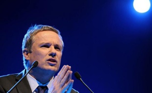 Nicolas Dupont-Aignan a appelé mardi les Français à se "libérer des promesses et des partis" pour voter dimanche en sa faveur, lui "le candidat des petits" qui permettra à la France de se "libérer de la triple dictature des marchés, de Bruxelles et de la pensée unique".