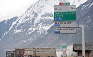 Les camions les plus polluants sont interdits de transit par le tunnel du Mont-Blanc mercredi afin de protéger les habitants de la vallée de Chamonix (Haute-Savoie), asphyxiés par des épisodes de pollution à répétition
