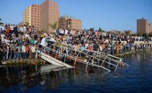 Une épave est sortie des eaux du Nil, après un accident entre un navire de plaisance et un cargo qui a fait 29 morts au nord du Caire, le 23 juillet 2015