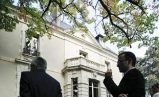 L'établissement se situe rue de Courson.