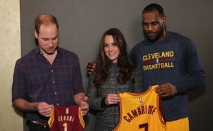 Le Prince William et sa femme Kate se font offrir des maillots par la star de Cleveland, LeBron James, le 8 décembre 2014 à New York.