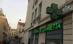 La pharmacie Gambetta, devant laquelle a eu lieu le kidnapping