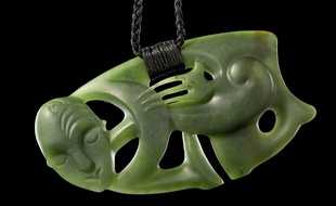Hei tiki, pendentif anthropomorphe maori du musée de Nouvelle-Zélande Te Papa Tongarewa