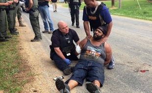 Des policiers arrêtent l'homme qui a tué par balles huit personnes lors d'un drame familial dans le Mississippi.