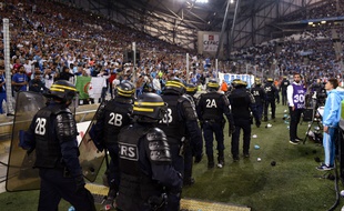 Les forces de l'ordre interviennent lors du match entre Marseille et Lyon, le 20 septembre 2015 au stade Vélodrome.