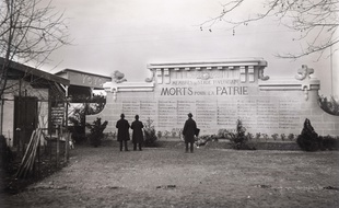 Le monument aux morts de l'ancien stade Ernest-Wallon, le 11 novembre 1936. 79 noms de membres du Stade Toulousain morts lors de la Première Guerre mondiale y étaient inscrits.