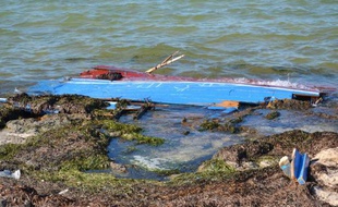 Des débris d'un bateau de migrants sur les côtes de Ben Guerdane, dans le sud-est de la Tunisie, le 29 août 2014