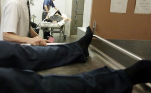 Des anciens salariés d'un grand groupe de soins aux défunts, la thanatopraxie, mettent en cause leur ex-employeur qui s'en défend, affirmant avoir dû effectuer des actes de conservation ou des retraits de pacemakers sur des cadavres sans être formés, ni supervisés.