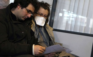 Illustration d'un couple français malade de la grippe, en attendant une vaccination.