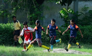 L'équipe féminine de football de Kolsindur à Dacca au Bangladesh le 14 septembre 2015