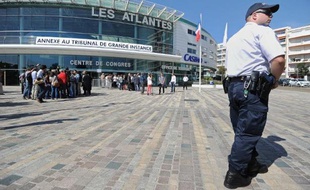 Un policier devant le centre des congrès des-Sables-d'Olonne, où se tient le procès de la tempête Xynthia qui a fait 29 morts en février 2010, le 15 septembre 2014