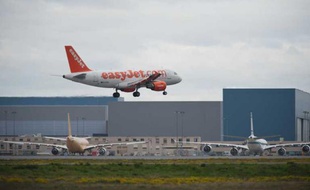 Un avion de la compagnie Easyjet atterrit à l'aéroport Toulouse-Blagnac, le 16 novembre 2011.
