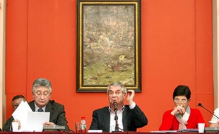 Le maire Gérard Vignoble (NC), entouré de ses adjoints, lors du conseil municipal hier.