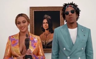 Beyoncé et Jay-Z devant un portrait de Meghan Markle dans leur vidéo de remerciements pour les Brit Awards 2019.