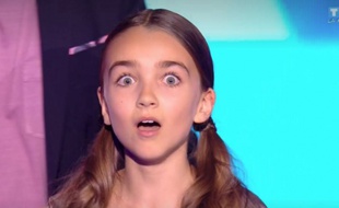 Angelina, bouche bée, à l'annonce de sa victoire à « The Voice Kids 4 ».