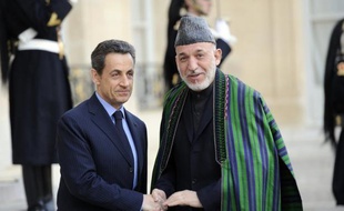 Nicolas Sarkozy a annoncé vendredi au président Hamid Karzaï une accélération d'un an du calendrier de retrait des troupes combattantes de l'armée française d'Afghanistan, avancé à fin 2013, une semaine après la mort de quatre militaires français tués par un soldat afghan.