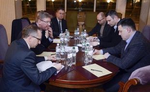 Le commissaire européen chargé des relations de voisinage, Stefan Füle, a souligné jeudi à Kiev la nécessité de mesures "urgentes" et de la fin de l'"intimidation" des opposants pour sortir de la crise ukrainienne.