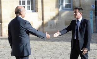 Le Premier ministre Manuel Valls (d) rencontre le maire de Bordeaux Alain Juppé à Bordeaux, le 23 octobre 2014