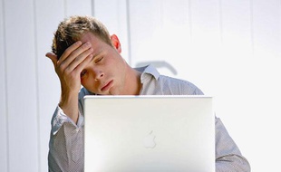 Illustration - Un salarié devant son ordinateur