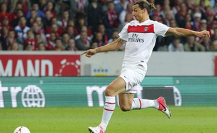 Zlatan Ibrahimovic s'apprête à défier Mickaël Landreau, le 2 septembre 2012 à Lille.