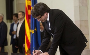 Le président de la Catalogne, Carles Puigdemont, a signé puis suspendu une déclaration d'indépendance le 10 octobre 2017.