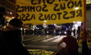 Pour la deuxième soirée consécutive, des manifestations anti-Sarkozy ont eu lieu lundi à Paris et dans d'autres villes, accompagnées parfois d'affrontements avec la police et de dégradations, des violences condamnées par le PS qui a appelé ces opposants à s'exprimer dans les urnes.