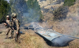 Des soldats pakistanais près de la carcasse d'un jet indien abattu au Pakistan, le 27 février 2019.