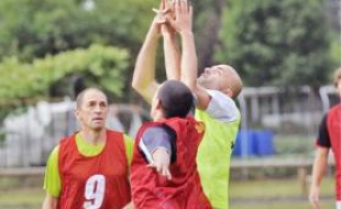 Des moniteurs et détenus en pleine partie d'ultimate, hier.