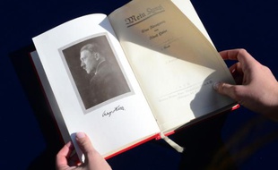 Un exemplaire de "Mein Kampf" signé par Hadolf Hitler lors d'une vente aux enchères à Los Angeles, le 25 février 2014