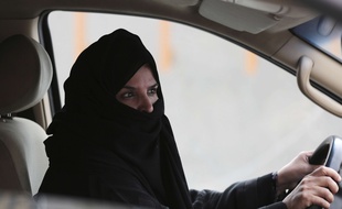 Illustration d'une femme conduisant en Arabie saoudite.