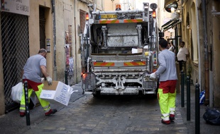 Des éboueurs procédant au ramassage des ordures à Aix-en-Provence (illustration).
