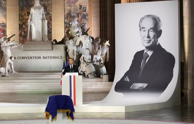 « Robert Badinter entre au Panthéon avec les Lumières et l’esprit de 1789 », a déclaré Emmanuel Macron dans son discours, saluant « une vie dédiée à la justice et à l’Etat de droit ». Le président a rappelé que « pour Robert Badinter, chaque jour devant nous doit être un 9 octobre », en référence à la loi abolissant la peine de mort en 1981, et a promis de poursuivre « son combat jusqu’à l’abolition universelle ». « N’éteignons jamais cette colère face à l’antisémitisme », a-t-il conclu.