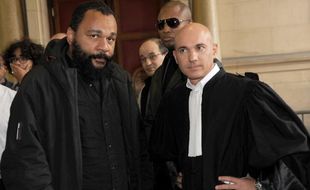 Dieudonné M'bala M'bala et son avocat Jacques Verdier, à Paris le 19 octobre 2012.