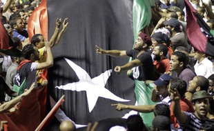 Des insurgés libyens envahissent le QG de Mouammar Kadhafi, le 23 août 2011, à Tripoli.
