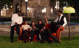 Capture d'écran du clip de «Moonlight» de Jay Z, parodiant le générique de «Friends».