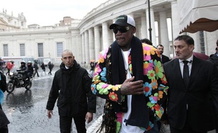 L'ancien basketteur Dennis Rodman se promène sur la place Saint-Pierre de Rome, le 13 mars 2013.